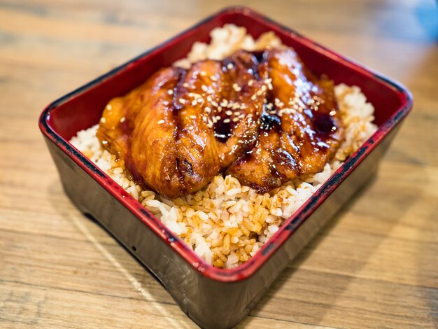 White rice topped with grilled eel.