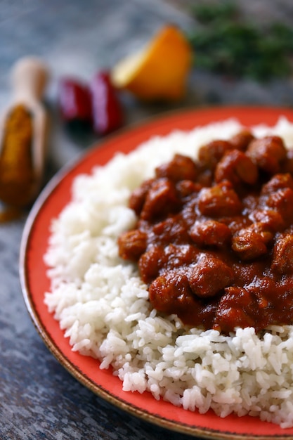 White rice with curry with soy meat.