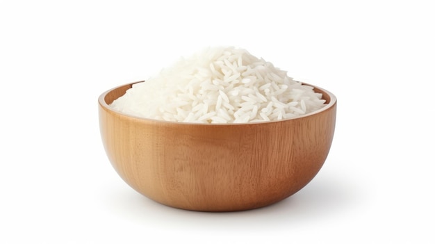 Белый рис в деревянной миске, изолированный на белом фоне