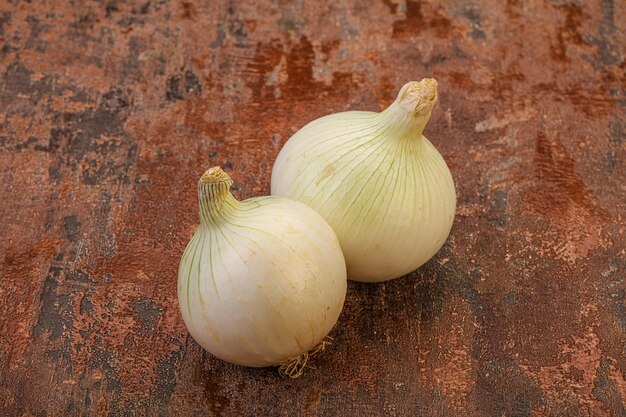 白く熟したタマネギの野菜