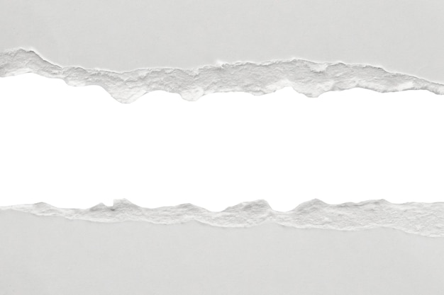 白い破れた紙の破れたエッジ ストリップは、白い背景で隔離