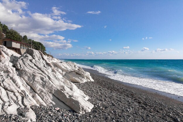 Foto white rocks un posto bellissimo sulla costa del mar nero tsandripsh abkhazia