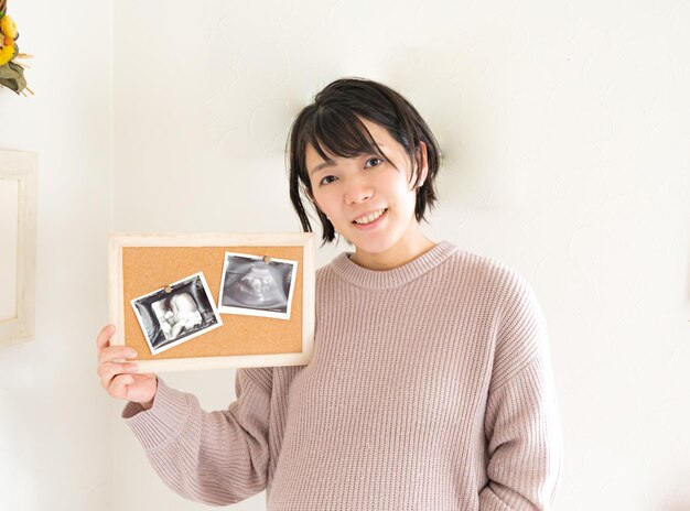 White room pregnant woman and echo photo