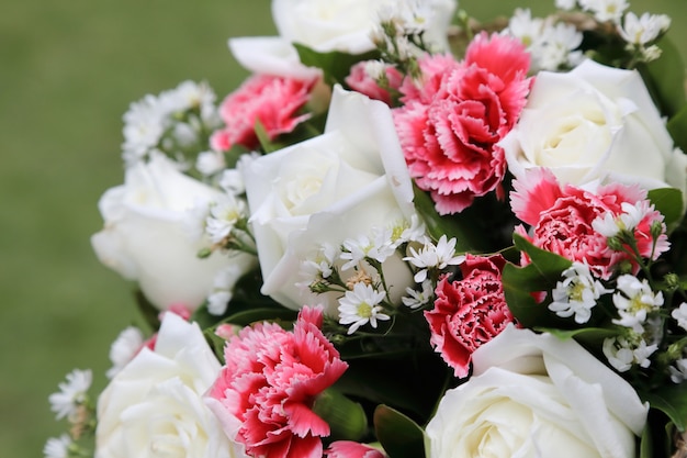 Mazzi di fiori di rosa bianca