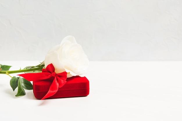 보석을위한 백색 장미와 빨간 선물 상자