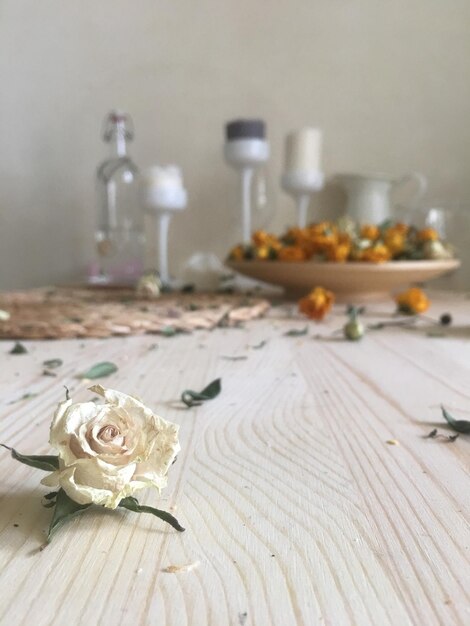 Photo white rose on table