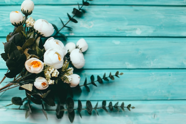 Foto rose bianche verdi e bellissimo tavolo in legno