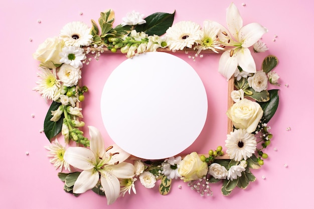 Foto gerbera di giglio di rose bianche e carta a forma di cerchio su sfondo rosa vista dall'alto piatta disposizione creativa banner primaverile o estivo con spazio per la copia composizione di fiori