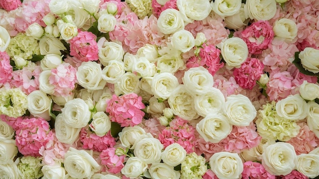 Белые розы и розовые гортензии делают красивую цветочную стену