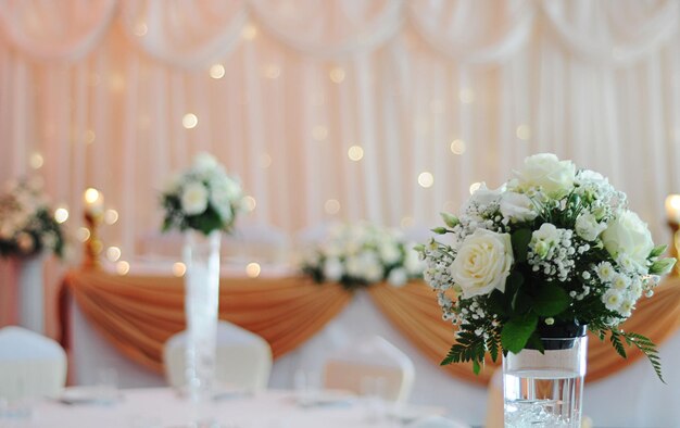 Photo white roses in vase on table