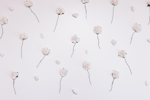 Photo white roses with stones in creative conception