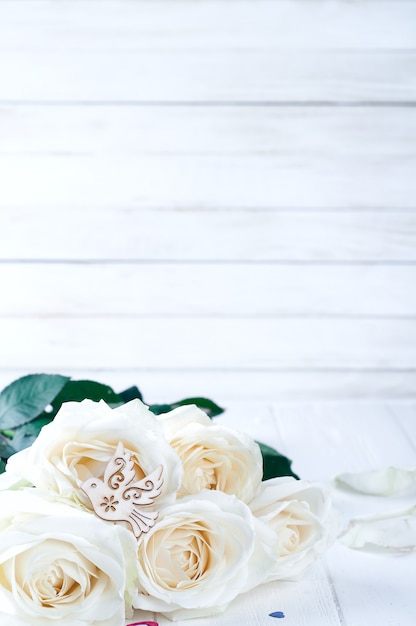 Photo white roses and wood pigeon