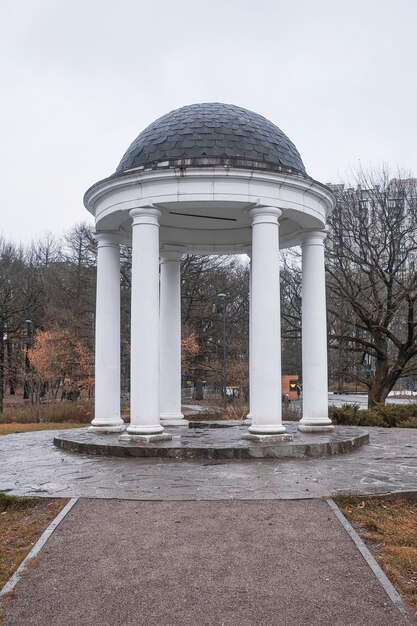 写真 モスクワの公園で秋にドームを持つ白いロトンダ