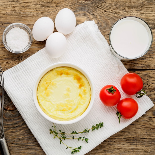 Фото Белый круглый рамекин с запеченным в духовке омлетом из яиц и молока