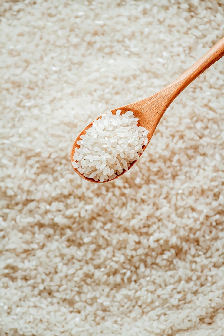 Photo white round rice in wooden or bamboo spoon