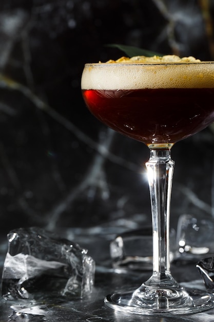 黒い大理石の背景にウォッカコーヒーリキュールクリームと氷と白いロシアのカクテルトレンディなアルコール飲料