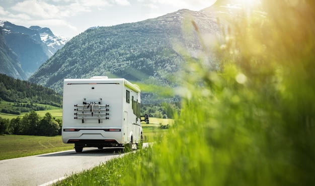 晴れた夏の日の道路上の白い RV