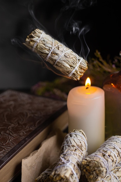 Photo white sage levitation over a candle