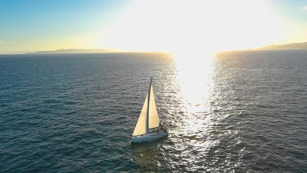 Photo white sailboat on the sea, aerial view.