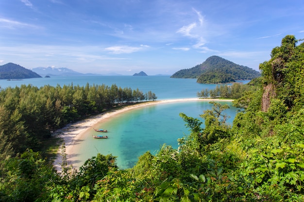 タイ、ラノーン県のKhang Khao島（バット島）の白い砂浜。