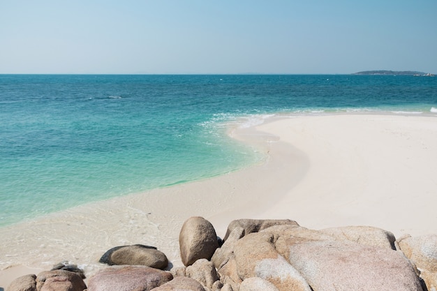 白い砂浜の風景。