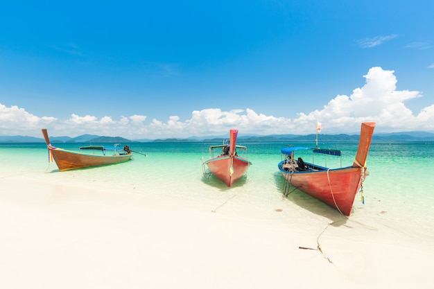 하얀 모래 해변과 Khang Khao 섬 (박쥐 섬), 아름 다운 바다 Ranong 지방, 태국에서 롱테일 보트.