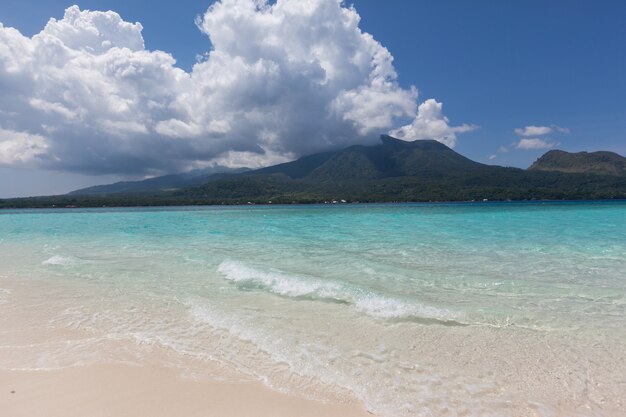 Spiaggia di sabbia bianca sandbank con vista vulcano isola di camiguin filippine