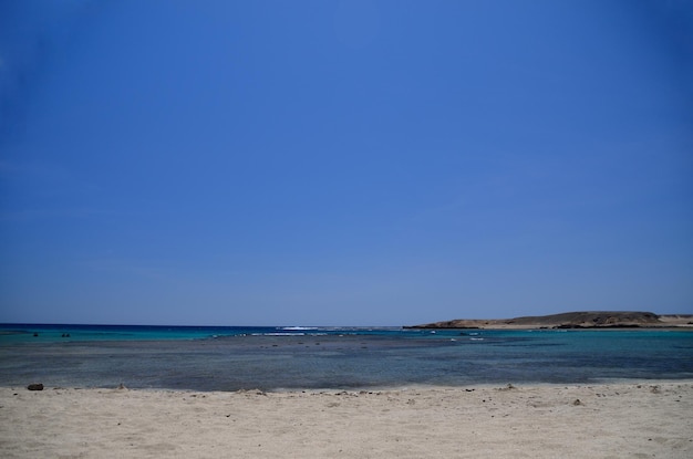 Пляж с белым песком на берегу моря