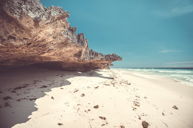 Spiaggia di sabbia bianca vicino allo scoglio. indonesia