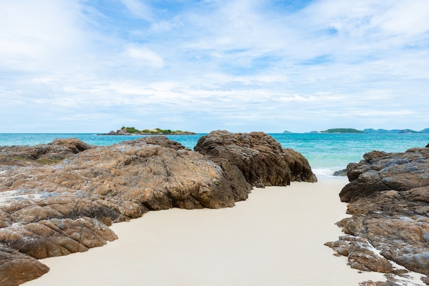 Spiaggia di sabbia bianca con mare azzurro a koh samaesarn.