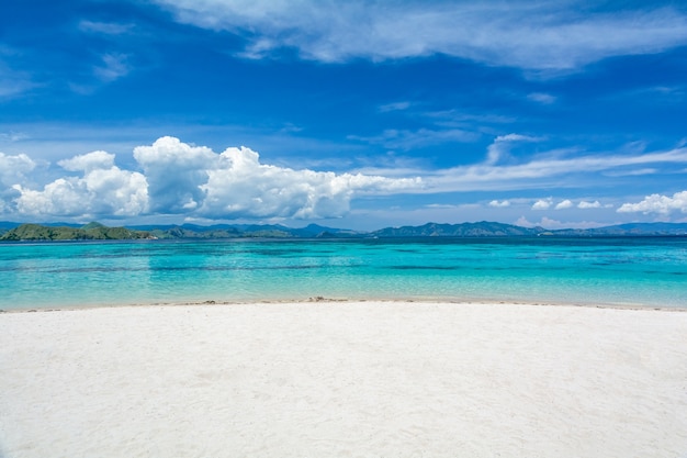 写真 白い砂浜、2つの異なる色のclearblue sea、kanawa island、komodo