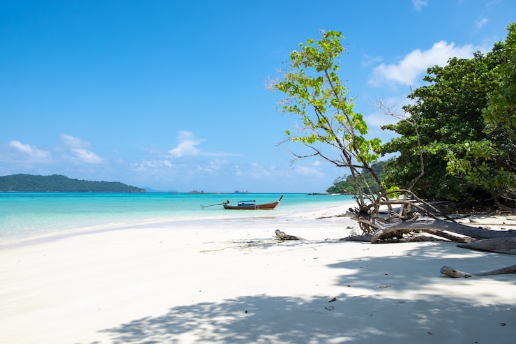 Photo white sand coast and longtail wooden boat at andaman sea
