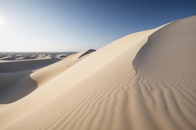 Белая песчаная дюна под ясным небом