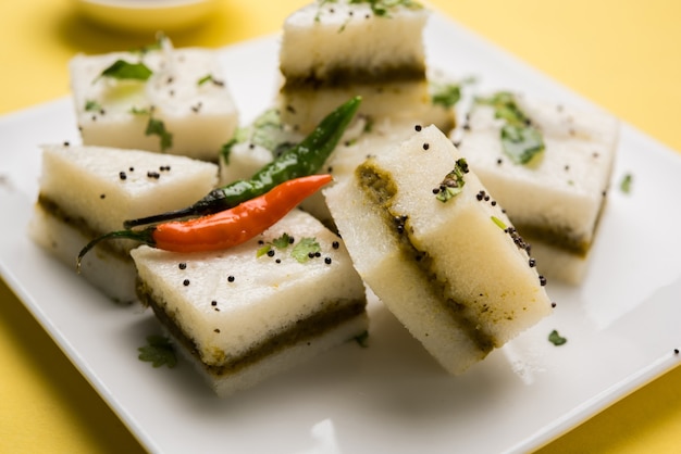 White Sandwich Dhokla is een Indiase hartige snack gemaakt van kikkererwtenmeel of rijstmeel, afkomstig uit Gujarat. Geserveerd met groene en tamarindechutney. selectieve focus