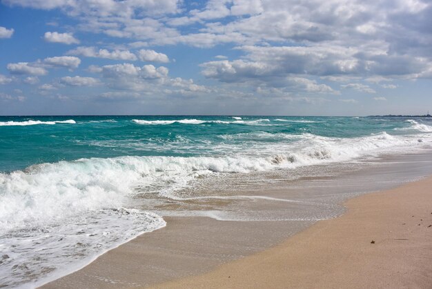 바라데로의 하얀 모래 해변 쿠바의 대서양의 장엄한 해안
