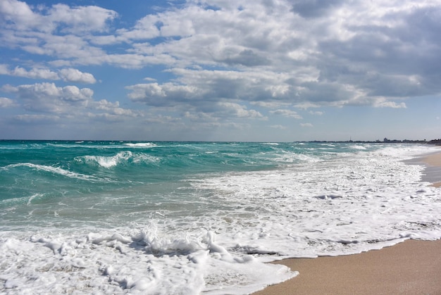 Spiaggia di sabbia bianca di varadero magnifica costa dell'oceano atlantico cuba