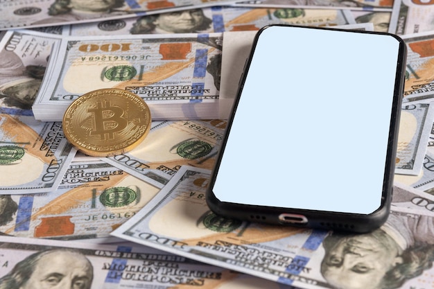 белый экран с фоном денег и биткойнов