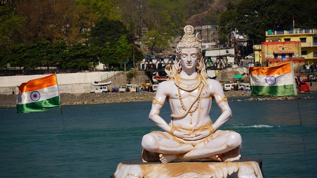 Photo a white sculpture of shiva meditating