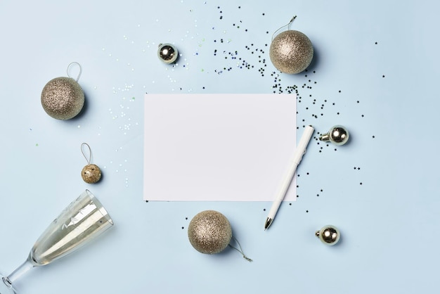 Photo a white sheet of paper with gold ornaments