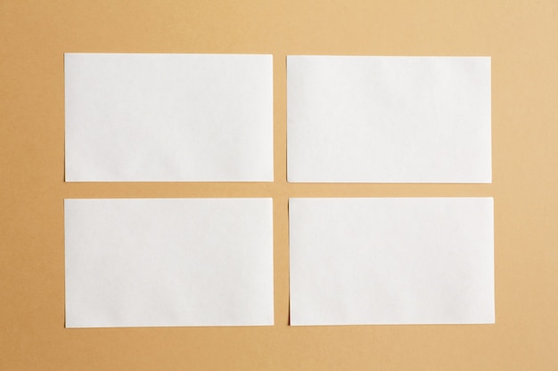 Белые листы бумаги для заметок на коричневой бумаге