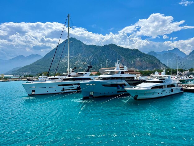 Foto navi bianche sull'oceano blu yacht barche barche contro il cielo blu