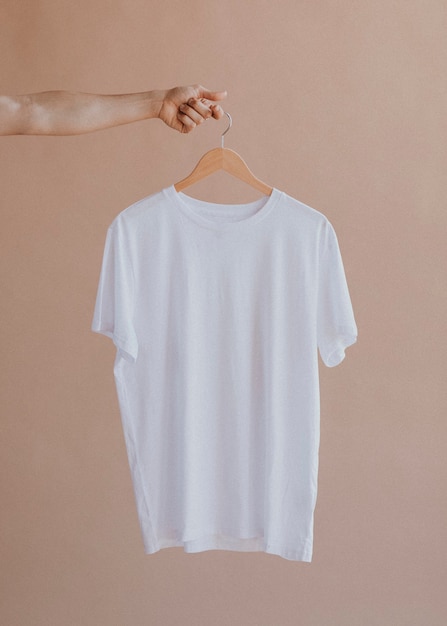 Фото Белая рубашка в вешалке