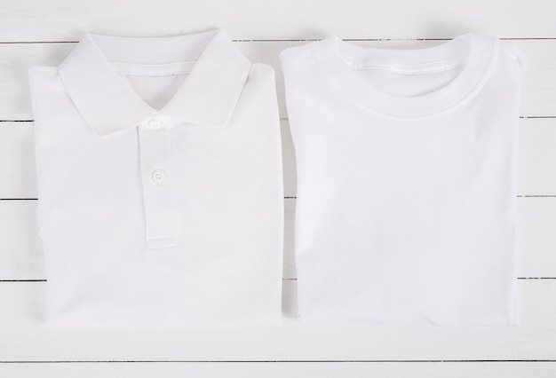Foto maglietta bianca e maglietta avvolte in modo ordinato