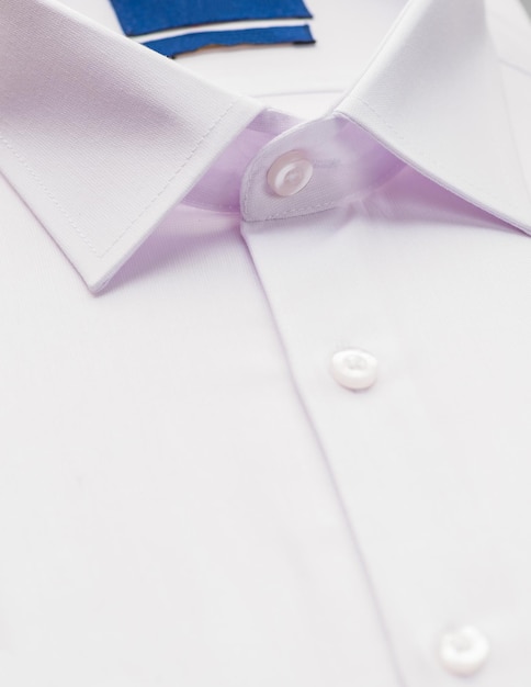 Foto camicia bianca con focus sul colletto e bottone in primo piano