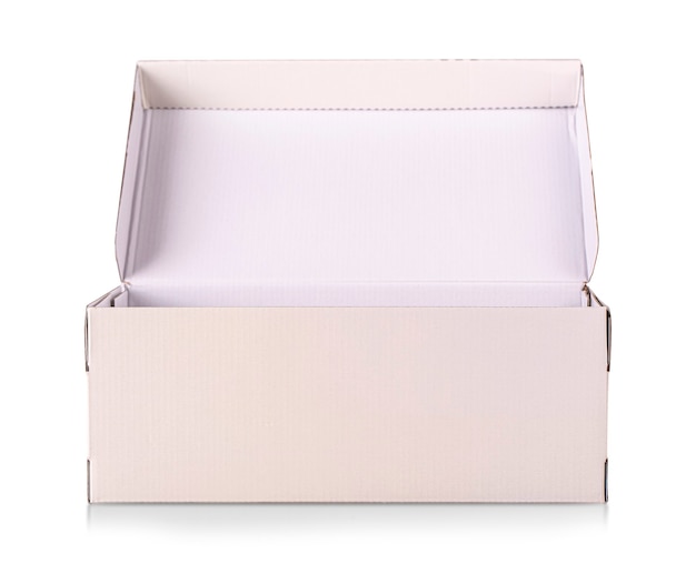 Белая обувная коробка, изолированная на белом с обтравочным контуром