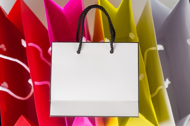 Фото Белая сумка для покупок одного цвета и место для копирования для простого текста или продукта