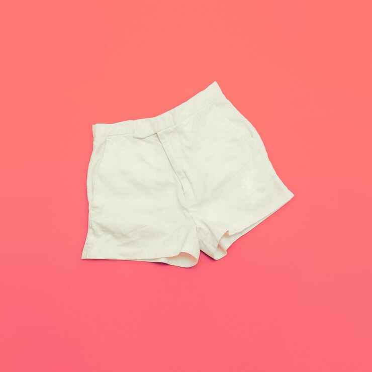 Photo 明るいピンクの背景に白いショートパンツ