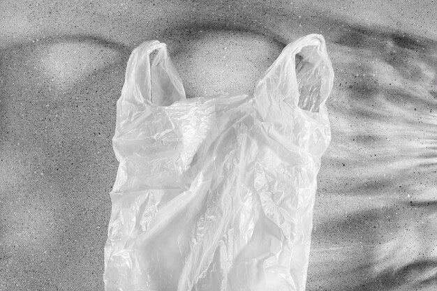 Sacchetto di plastica bianco monouso. concetto di riciclaggio di plastica ed ecologia. disposizione piatta, vista dall'alto