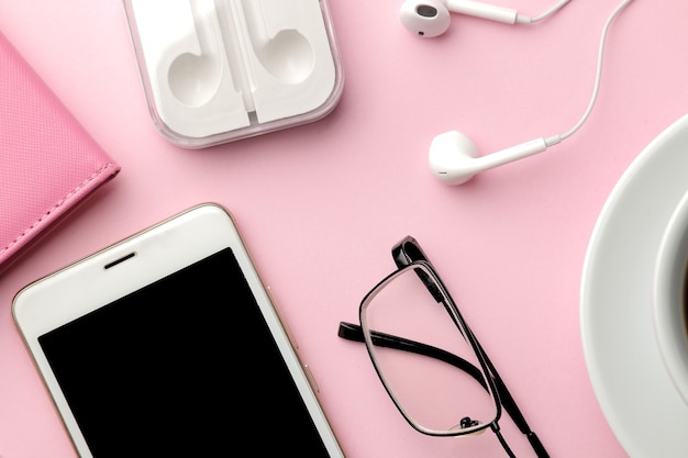 Photo white smartphone and headphones with a cup of coffee