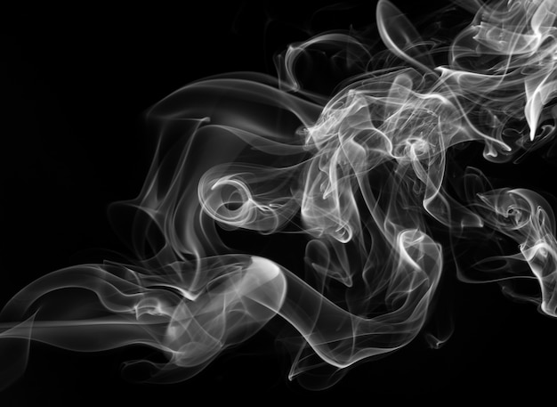 黒の背景、火のデザインに白い煙抽象